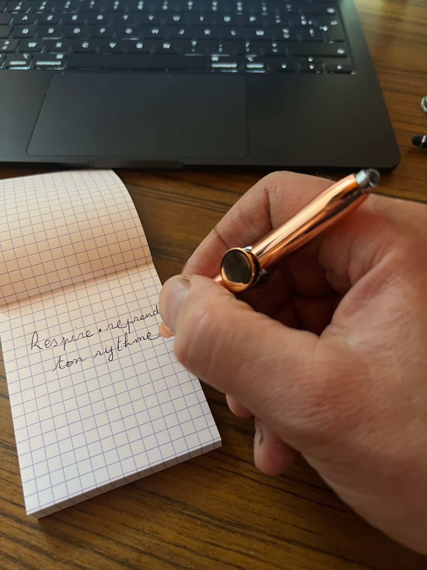 Comprendre et contrôler le Stress au bureau – avec un objet d’ancrage au choix